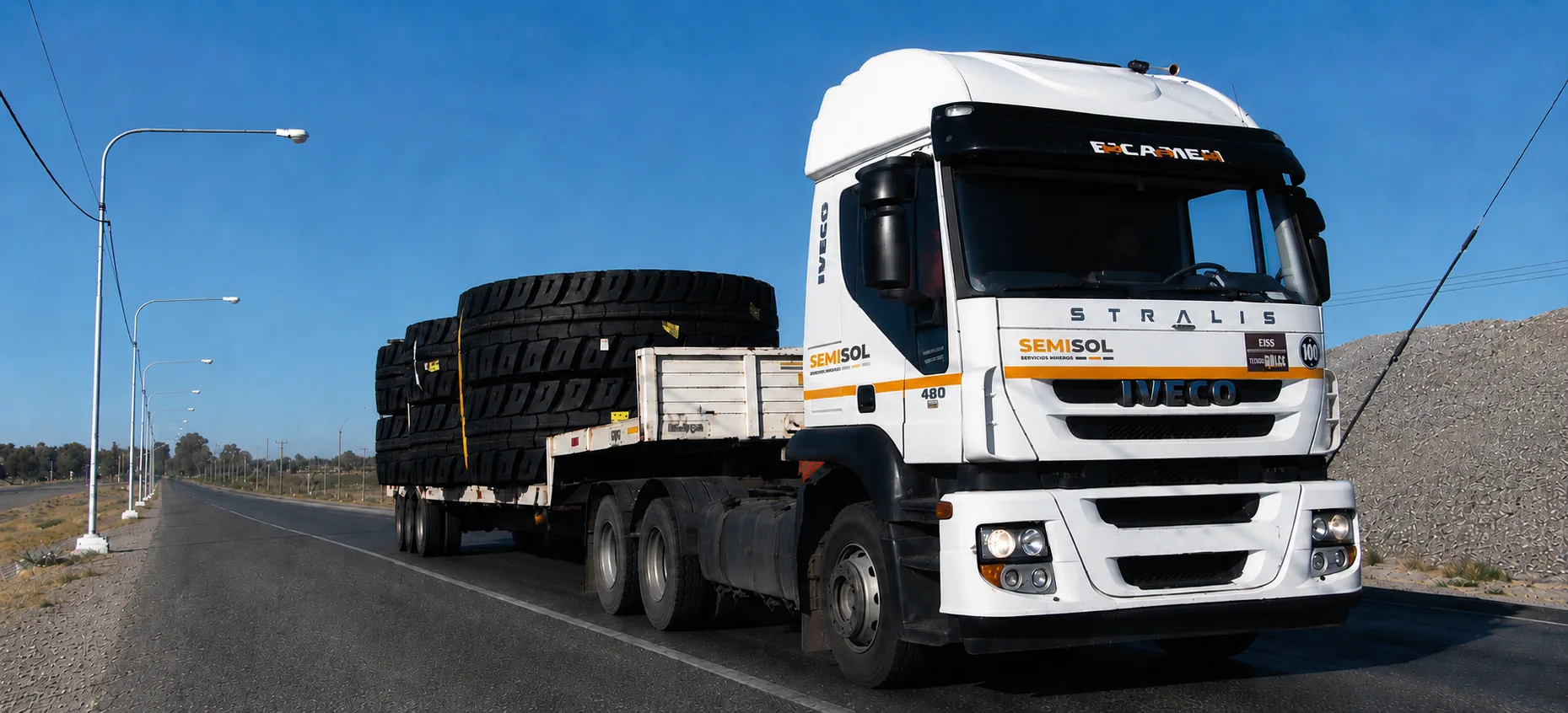 Camión Iveco de SEMISOL transportando neumáticos mineros de gran porte en San Juan